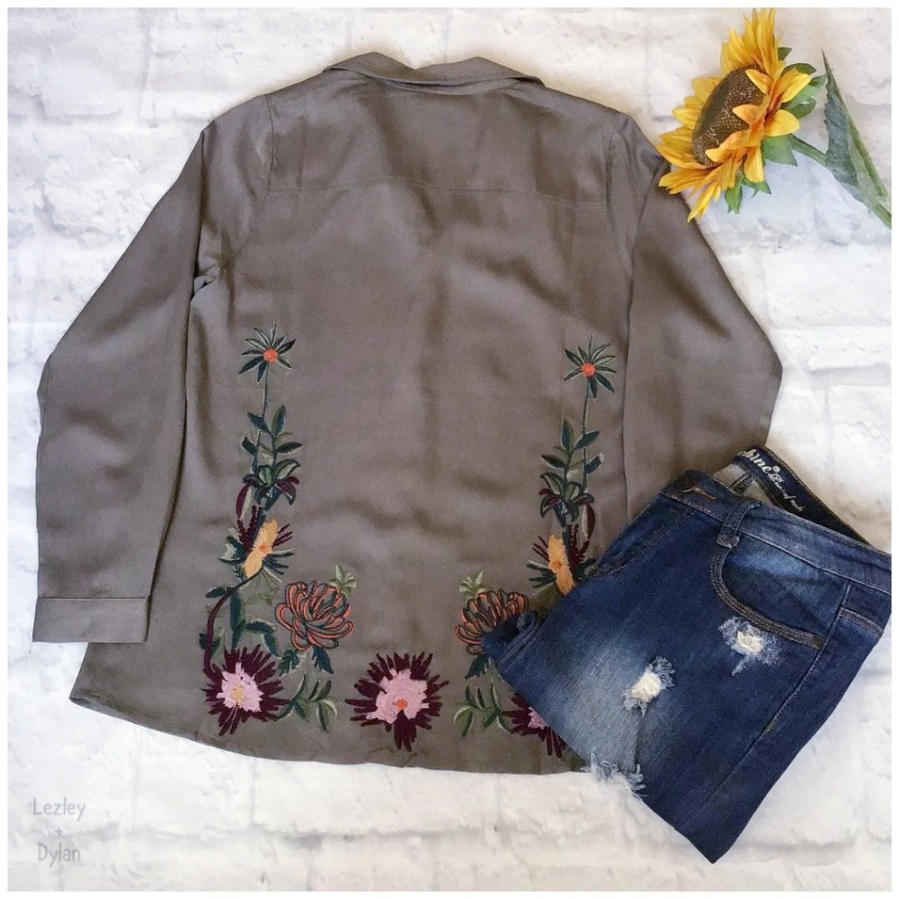 🎀HP🎀 Skies Are Blue Olive Embroidered Top - Picture 3 of 8